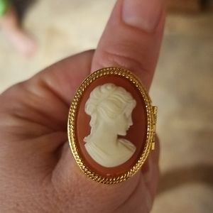 Avon cameo vintage ring opens up